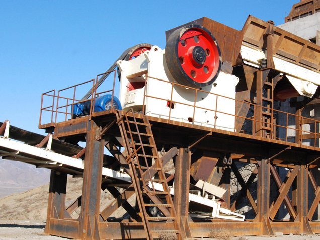 PE-PEX-jaw-crusher is operating at the construction site.