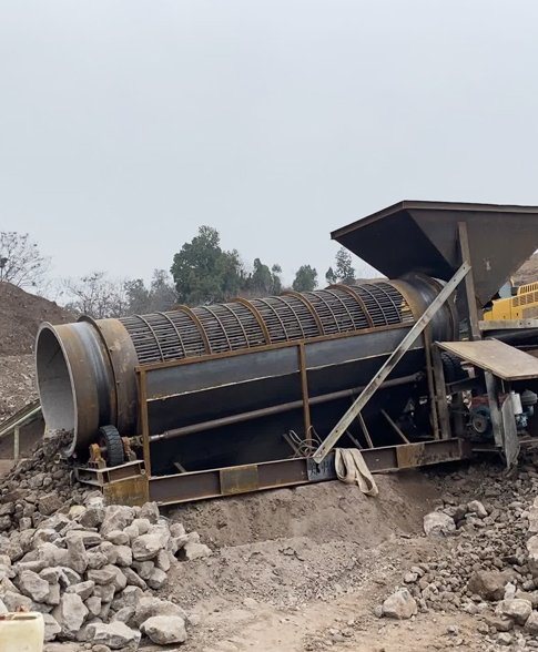 Extended-length-shaftless-trommel-screen